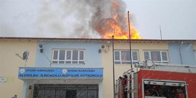 Okulun Çatısında Yangın Çıkınca Öğrenciler Tahliye Edildi