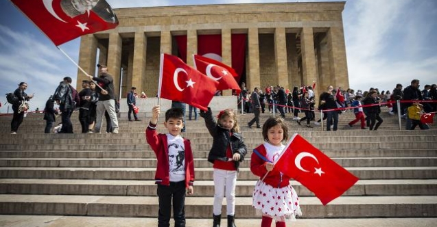 Milli Eğitim Bakanı Mahmut Özer, 81 ilden gelen çocuklarla birlikte Anıtkabir'i ziyaret etti.