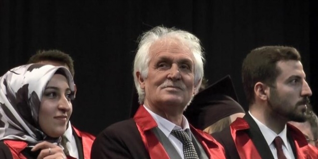 Emekli öğretmen, 62 yaşında hukuk fakültesinden mezun oldu