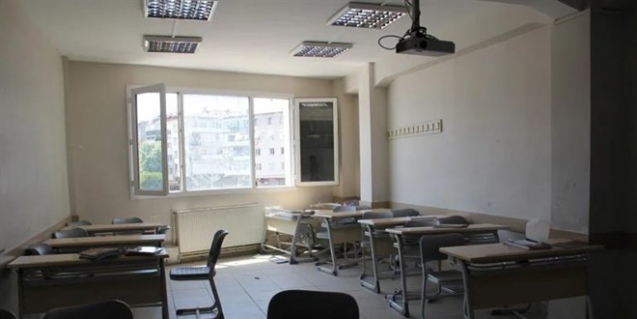 İzmir'deki özel okula öğrenciler dersteyken haciz geldi